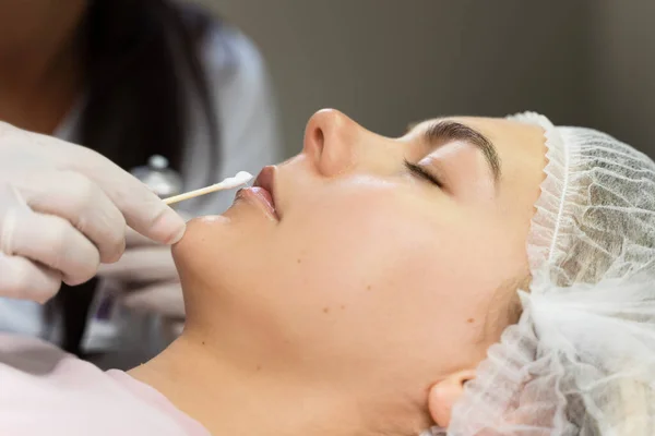Artista Maquillaje Permanente Profesional Que Aplica Anestésico Los Labios Del —  Fotos de Stock