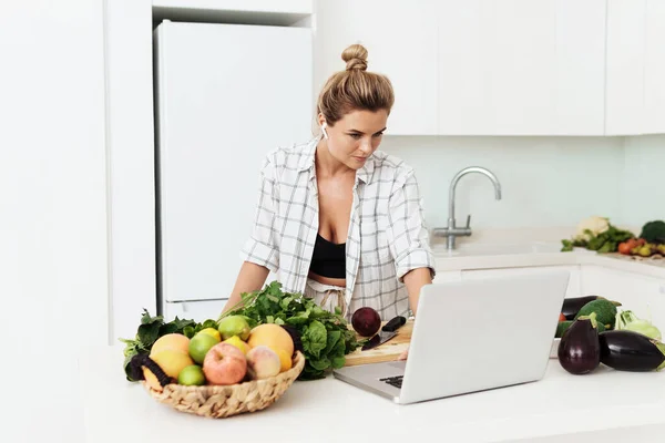Jonge Mooie Vrouw Met Behulp Van Laptop Voor Online Recept — Stockfoto