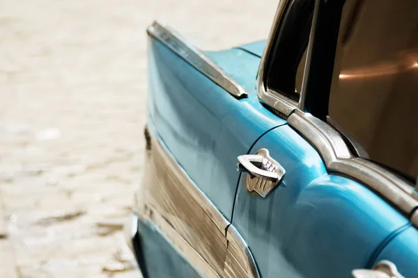 Nahaufnahme Einer Rückseite Eines Glänzenden Alten Blauen Autos — Stockfoto