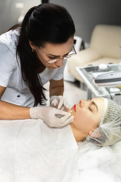 Artista Maquiagem Permanente Profissional Seu Cliente Durante Procedimento Rubor Labial — Fotografia de Stock