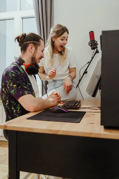 Junges Fröhliches Paar Spielt Gemeinsam Videospiel Auf Modernem Personal Computer — Stockfoto