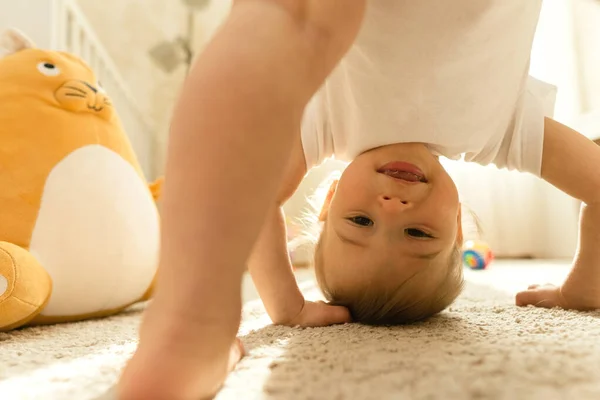 Niedlicher Verspielter Kleiner Junge Body Steht Kopfüber Auf Dem Boden — Stockfoto