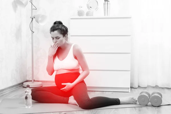 Ung Gravid Kvinde Føler Sig Dårligt Hendes Fitness Træning Derhjemme - Stock-foto