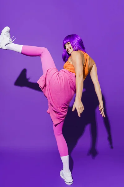 Despreocupado Jovem Dançarina Vestindo Roupas Esportivas Coloridas Realizando Contra Fundo — Fotografia de Stock
