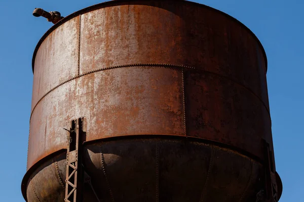 Close Van Een Oude Roestige Watertoren Blauwe Lucht Achtergrond — Stockfoto
