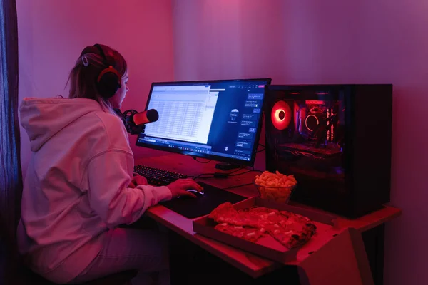 Νεαρή Γυναίκα Gamer Προγραμματιστής Λογισμικού Κάθεται Στο Σύγχρονο Προσωπικό Υπολογιστή — Φωτογραφία Αρχείου