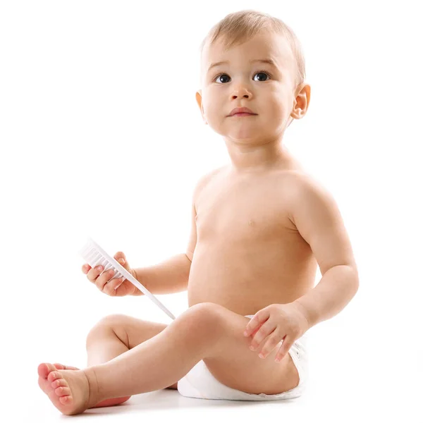 穿着尿布的健康可爱的小男孩坐在那里 用白色背景的刷子玩着 — 图库照片