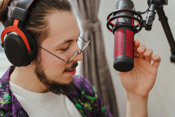 Joven Blogger Hombre Con Estilo Usando Auriculares Micrófono Condensador Durante —  Fotos de Stock