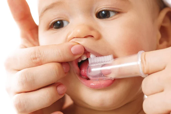 Крупним Планом Знімок Матері Ніжно Розмиваючи Зуби Маленької Дитини Зубною — стокове фото