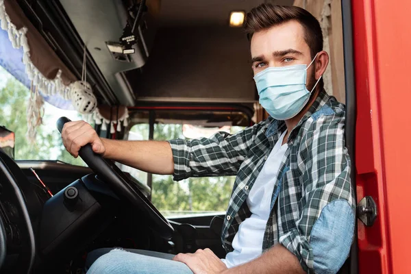 Młody Kierowca Ciężarówki Noszący Maskę Ochronną Powodu Pandemii Wirusa — Zdjęcie stockowe