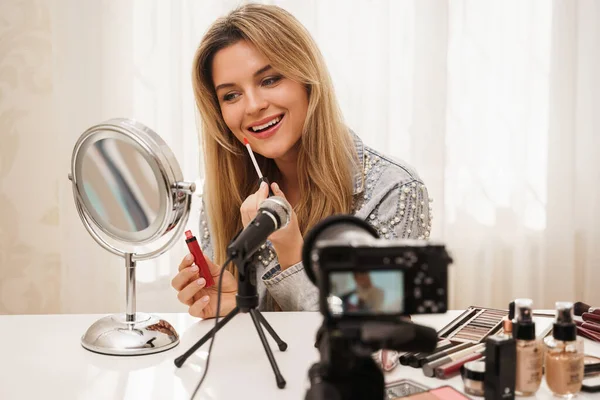 Blogger Belleza Joven Aplicando Lápiz Labial Sus Labios Durante Grabación —  Fotos de Stock