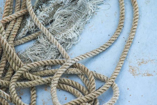 Bir Balıkçı Teknesinin Gövdesine Dolanmış Eski Püskü Denizcilik Halatının Yakın — Stok fotoğraf