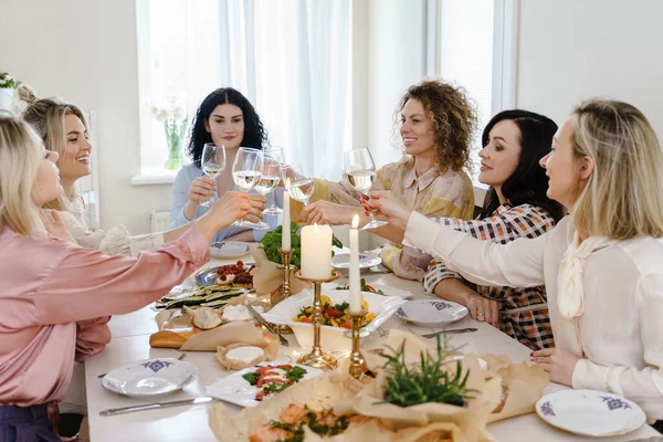 Jeunes Femmes Heureuses Amis Cliquetis Verres Souriant Table Festive Servie — Photo