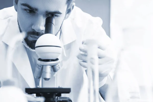 Mens Wetenschapper Gebruikt Microscoop Een Laboratorium Tijdens Wetenschappelijk Onderzoek Getint — Stockfoto