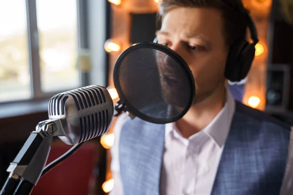 Homem Barbudo Bonito Jovem Está Cantando Microfone Estúdio Música Casa — Fotografia de Stock