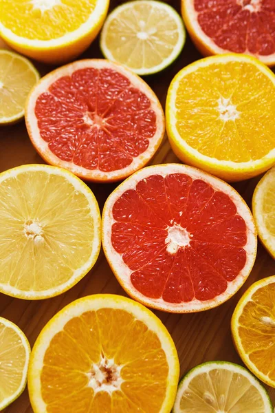Крупный План Различных Нарезанных Цитрусовых Таких Грейпфрут Апельсин Лимон Лайм — стоковое фото
