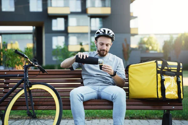 Genç Ekspres Kurye Izole Edilmiş Çanta Bisikletle Bir Bankta Otururken — Stok fotoğraf