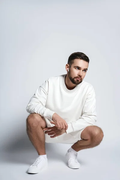 Bonito Homem Vestindo Camisola Branca Shorts Com Fones Ouvido Sem — Fotografia de Stock