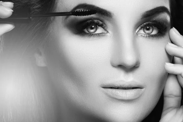 Atemberaubende Frau Mit Schönem Make Trägt Mascara Auf Ihre Wimpern — Stockfoto