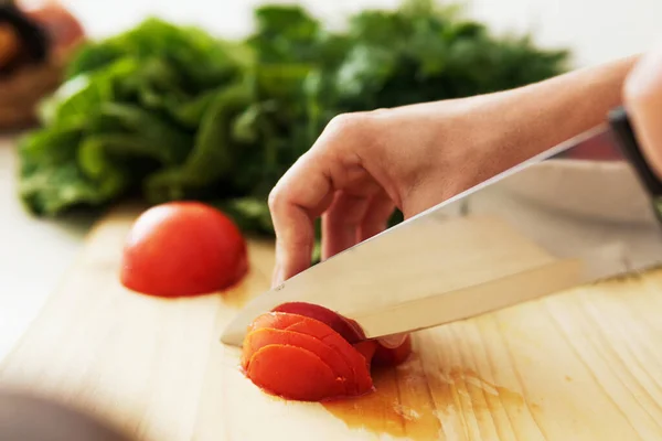 Zbliżenie Żeńskich Dłoni Nożem Krojącym Czerwone Pomidory Drewnianej Desce Krojenia — Zdjęcie stockowe