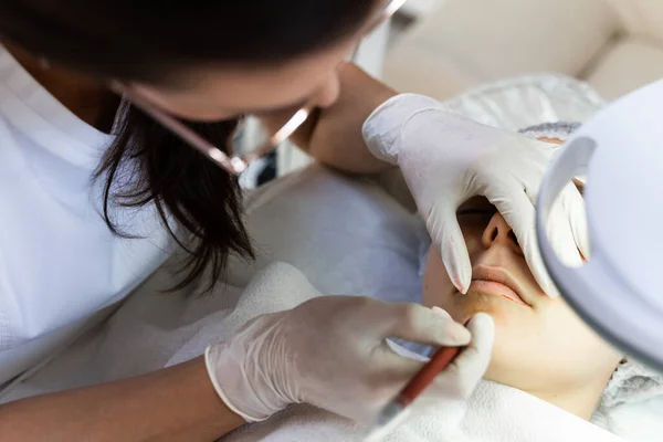Truccatore Permanente Professionale Suo Cliente Durante Procedura Arrossamento Delle Labbra — Foto Stock