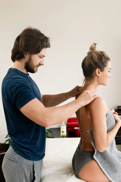 Massaggiatore Uomo Facendo Massaggio Alla Schiena Suo Cliente Clinica Massaggio — Foto Stock