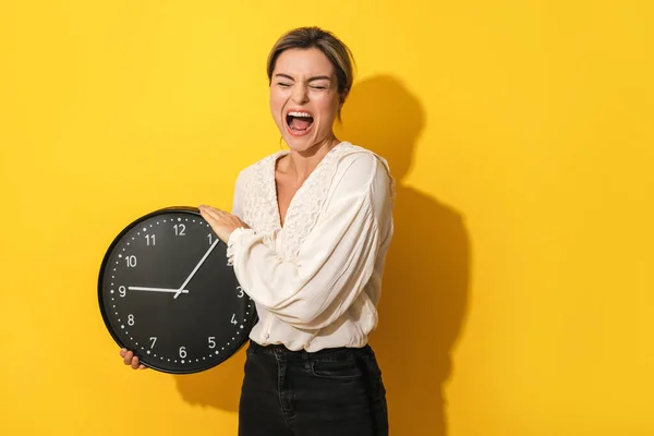 Gritando Alegre Mujer Joven Sosteniendo Reloj Grande Sobre Fondo Amarillo — Foto de Stock
