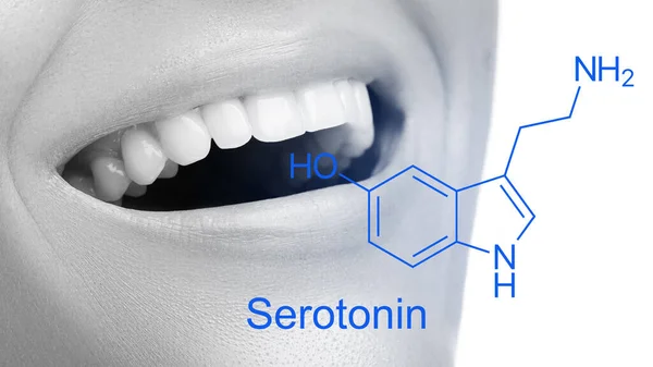 Nahaufnahme Von Weiblichem Lächeln Und Serotonin Hormon Formel — Stockfoto