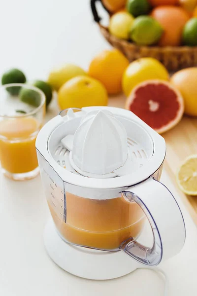 Glas Apelsinjuice Citrusjuice Och Olika Citrusfrukter Vitt Köksbord — Stockfoto