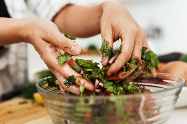 Fechar Mãos Femininas Misturando Salada Vegetariana Tigela — Fotografia de Stock