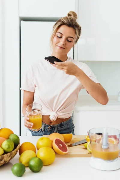 Young Woman Drinking Freshly Squeezed Homemade Orange Juice Taking Photos — Stock Photo, Image