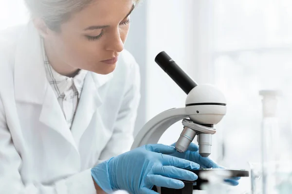 Vrouwelijke Student Gebruikt Microscoop Een Laboratorium Tijdens Wetenschappelijk Onderzoek — Stockfoto
