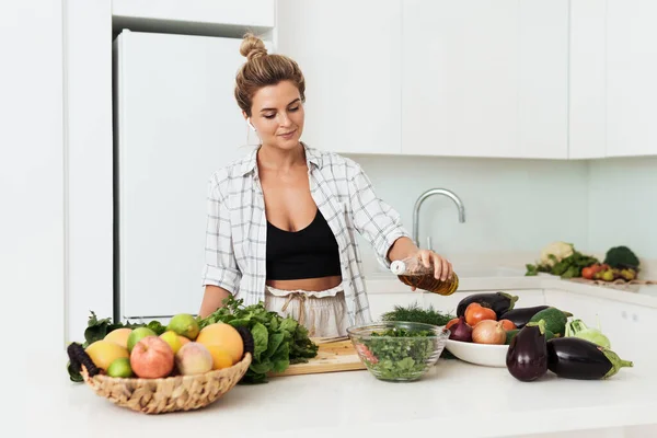 Young Pretty Woman Adding Extra Virgin Olive Oil Her Salad — Stock Photo, Image