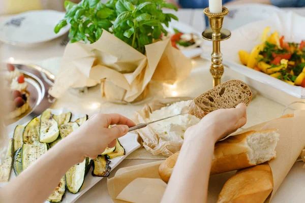 Şenlik Masasında Krem Peynirli Sandviç Yapan Bir Kadının Yakın Plan — Stok fotoğraf