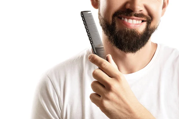 Uomo Pettinando Sua Spessa Barba Sfondo Bianco — Foto Stock