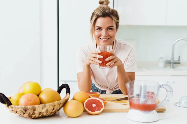 Jonge Vrouw Drinken Vers Geperst Zelfgemaakte Grapefruit Sap Witte Keuken — Stockfoto