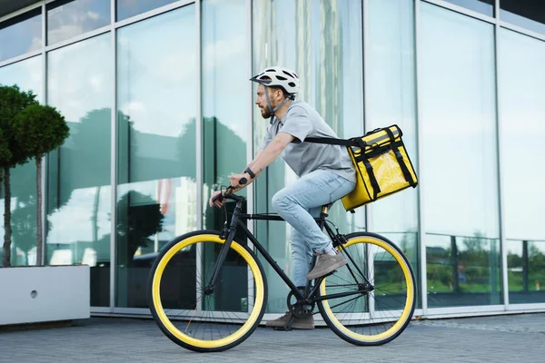 Junger Express Essenslieferant Fährt Fahrrad Mit Isolierter Tasche Auf Dem — Stockfoto