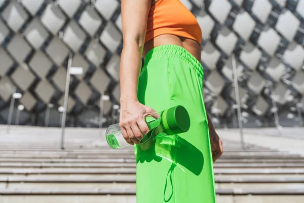 水の緑の再利用可能なボトルと女性の手の閉鎖 — ストック写真