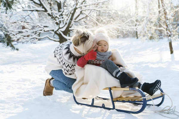 Jovem Mãe Seu Filho Bonitinho Com Trenó Retro Parque Nevado — Fotografia de Stock