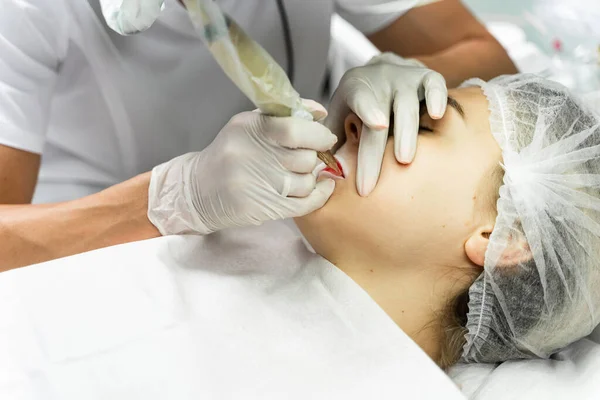 Artista Maquillaje Permanente Profesional Cliente Durante Procedimiento Rubor Labial —  Fotos de Stock