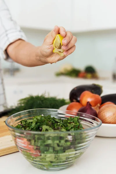 Großaufnahme Weiblicher Hände Die Zitronensaft Vegetarischem Salat Pressen Und Hinzufügen — Stockfoto
