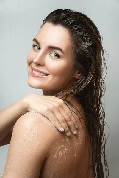 Ung Sensuell Kvinna Tvättar Sin Kropp Med Duschgel — Stockfoto
