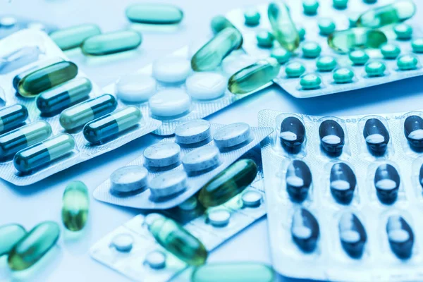 Primer Plano Diferentes Píldoras Cápsulas Luz Azul Médica —  Fotos de Stock