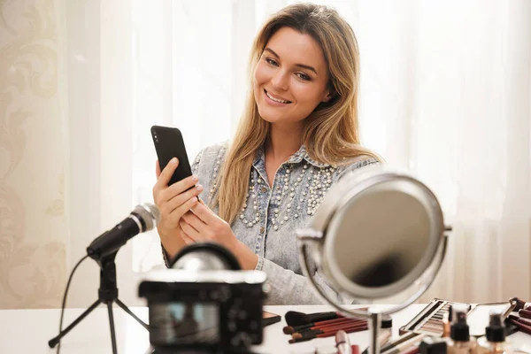 Young Woman Beauty Blogger Video Recording Her Followers — Stock Photo, Image