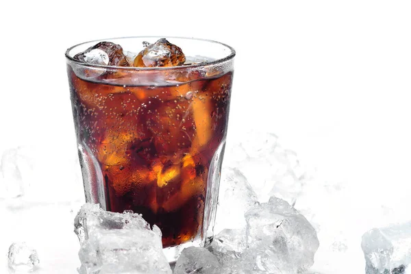 Glas Koude Cokes Met Veel Ijs Witte Ondergrond — Stockfoto