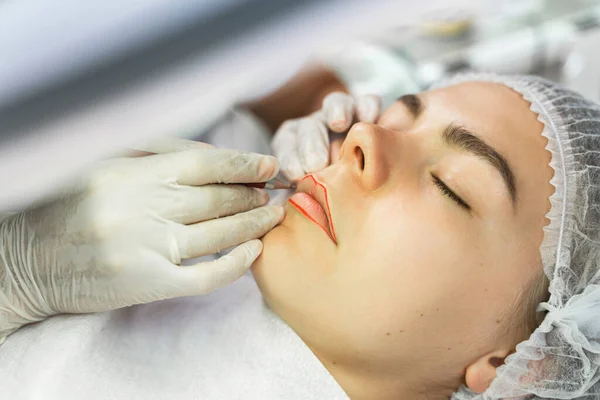 Artista Maquiagem Permanente Profissional Seu Cliente Durante Procedimento Rubor Labial — Fotografia de Stock