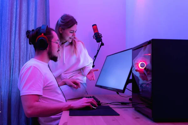 Jong Vrolijk Paar Spelen Video Game Samen Moderne Personal Computer — Stockfoto