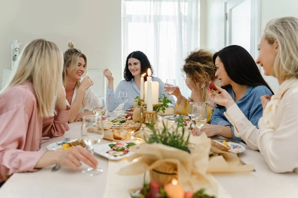 Genç Mutlu Bayan Arkadaşlar Şarap Içip Masalara Gülerek Taze Yiyeceklerle — Stok fotoğraf