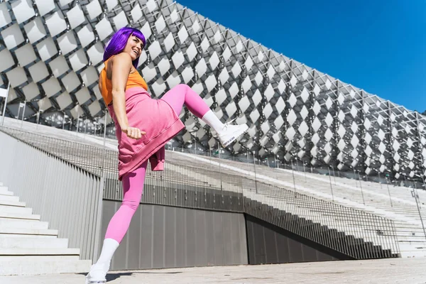 Ballerina Attiva Spensierata Che Indossa Abbigliamento Sportivo Colorato Divertendosi Strada — Foto Stock