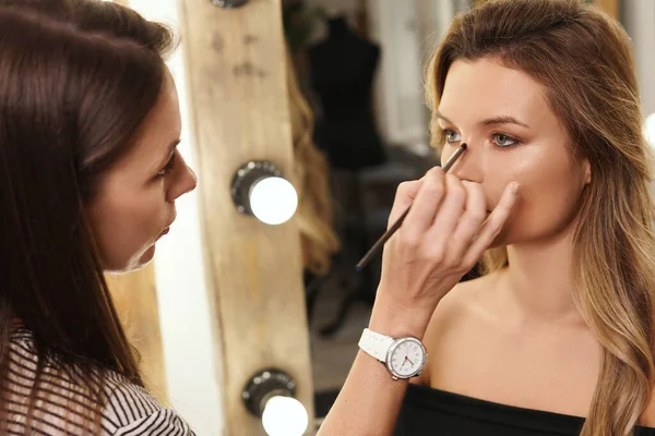 Artista Maquillaje Puessional Proceso Trabajo Durante Rutina Maquillaje Para Joven —  Fotos de Stock